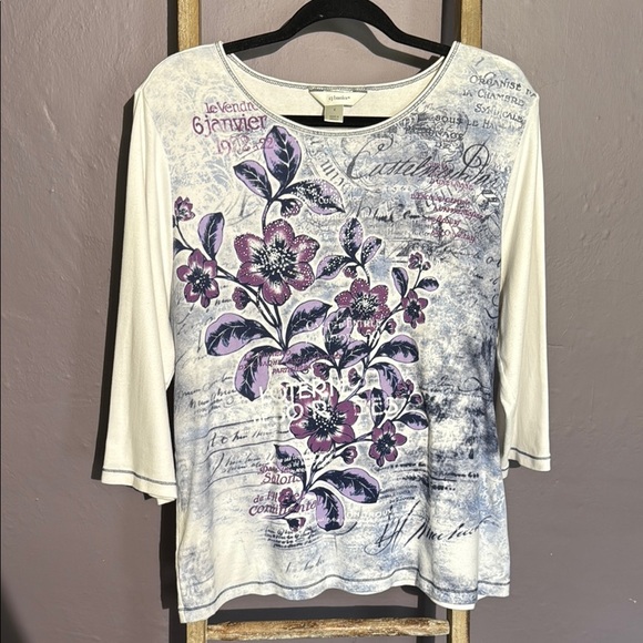 CJ Banks Paris-Inspired Floral Script Tee - SMALL SPOT SEE LAST TWO PHOTOS - Picture 1 of 8